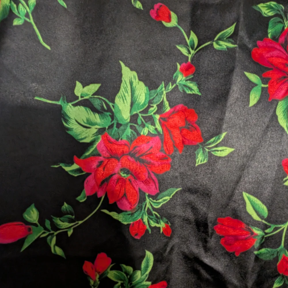 Vintage 90s Vanity Fair Floral Black and Red Nightgown/Slip - Picture 5 of 5